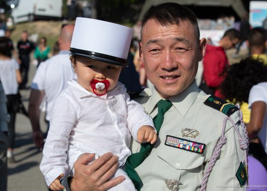 Un légionnaire avec son enfant à Camerone