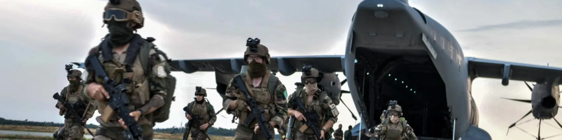  Parachutistes du 2e REP équipés sortant rapidement de la soute arrière d'un avion de transport militaire A400M.