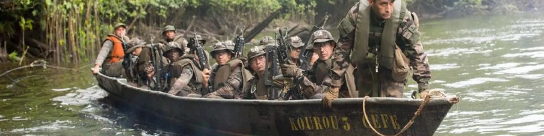 A 3. REI katonái egyenruhában és mentőmellényben motoros kenuban utaznak az Amazonas-esőerdőben.